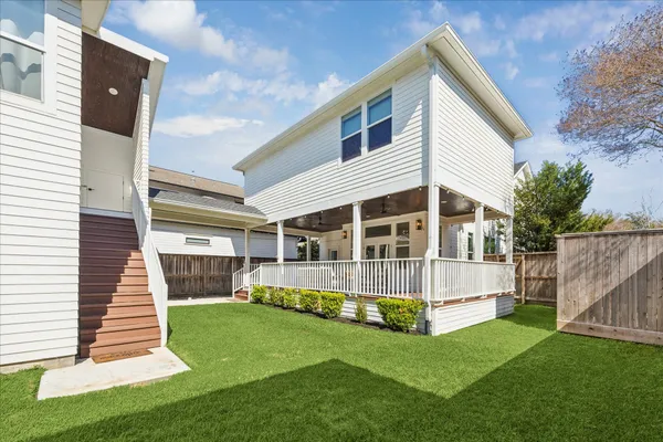 a view of a house with backyard