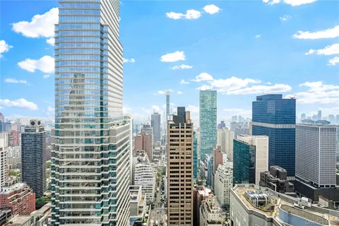 $825,000 | 117 East 57th Street, Unit 20F | Midtown East