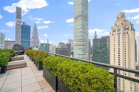 $825,000 | 117 East 57th Street, Unit 20F | Midtown East