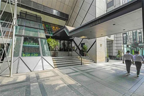 $825,000 | 117 East 57th Street, Unit 20F | Midtown East