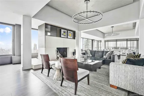 $825,000 | 117 East 57th Street, Unit 20F | Midtown East