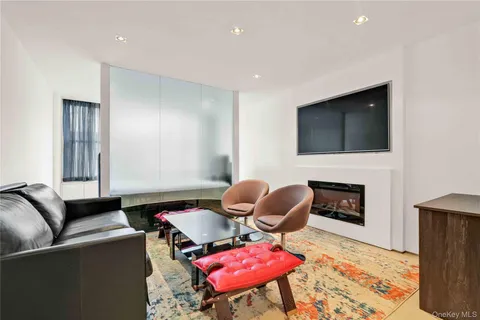 $825,000 | 117 East 57th Street, Unit 20F | Midtown East