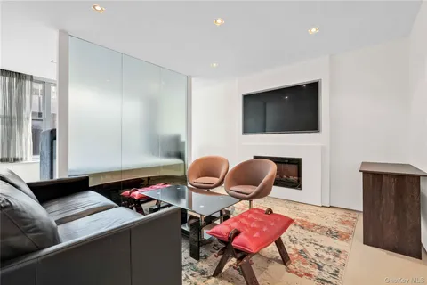 $825,000 | 117 East 57th Street, Unit 20F | Midtown East