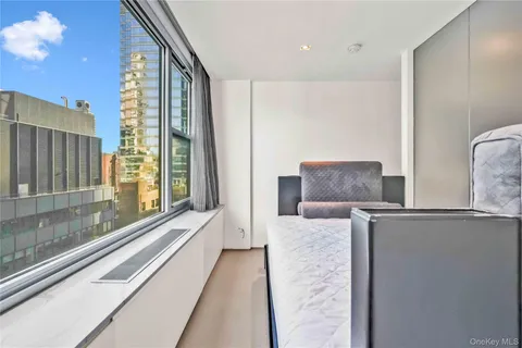 $825,000 | 117 East 57th Street, Unit 20F | Midtown East