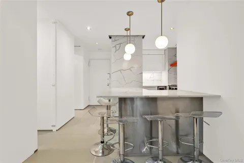 $825,000 | 117 East 57th Street, Unit 20F | Midtown East