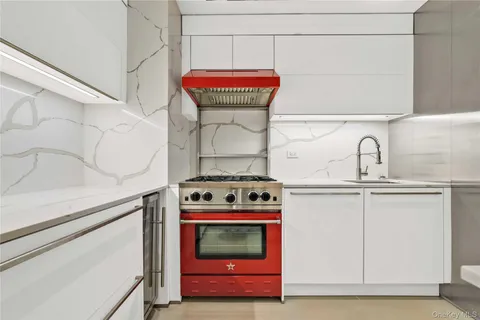 $825,000 | 117 East 57th Street, Unit 20F | Midtown East