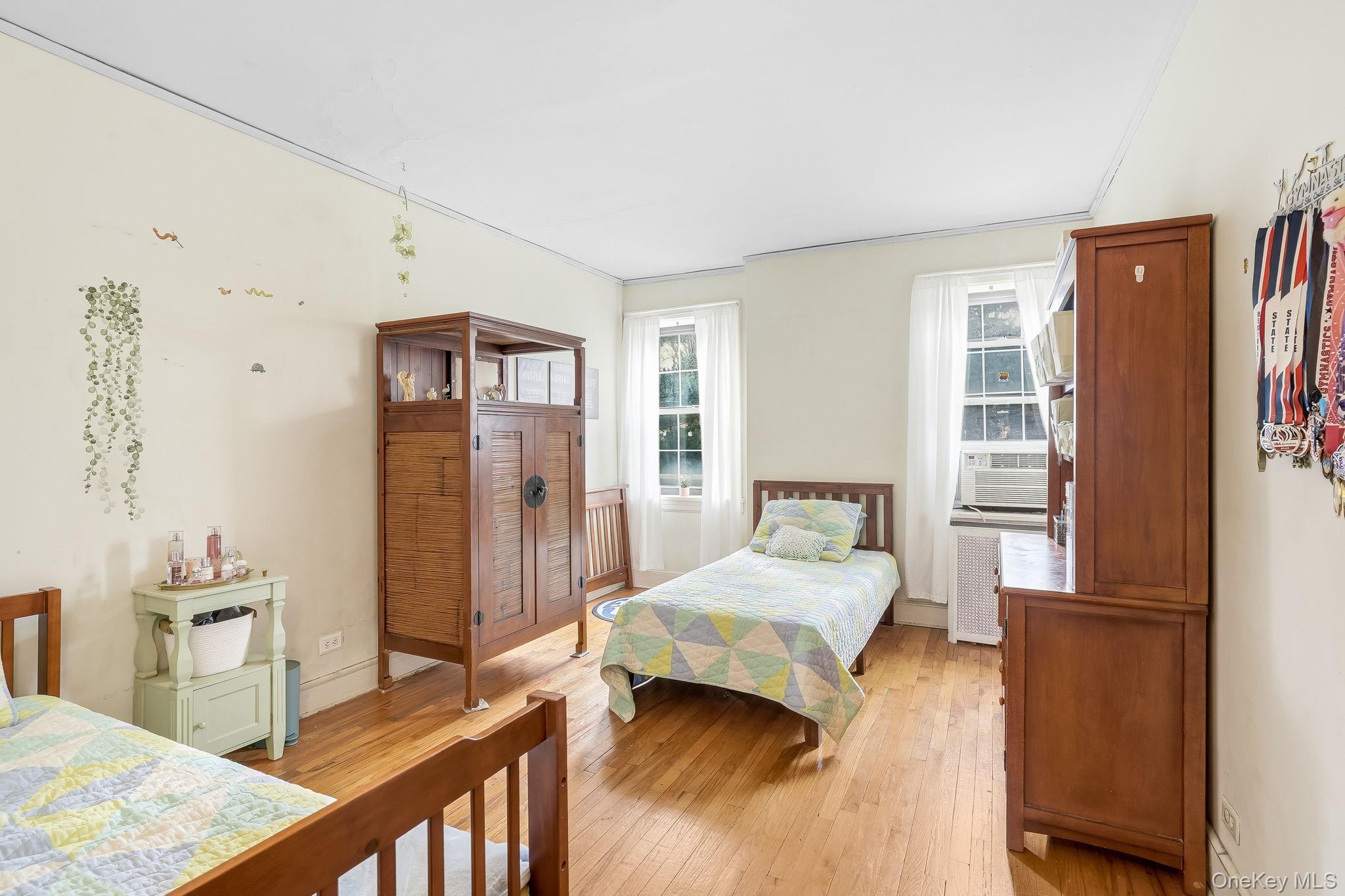 23 Old Mamaroneck Road, Unit 3L White Plains, NY 10605 - Photo 11 of 16 Bedroom with light wood-style floors and crown molding