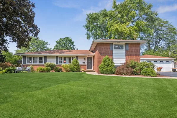$675,000 | 1041 Longmeadow Drive, Glenview, IL 60025