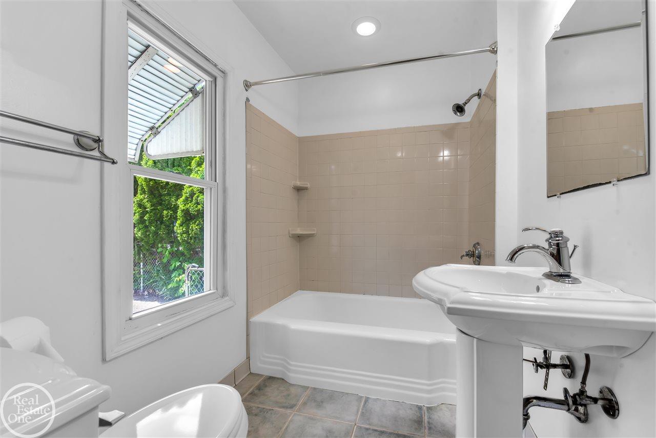 2051 Roslyn Road Grosse Pointe, MI 48236 - Photo 10 of 25 50078870-9.JPG