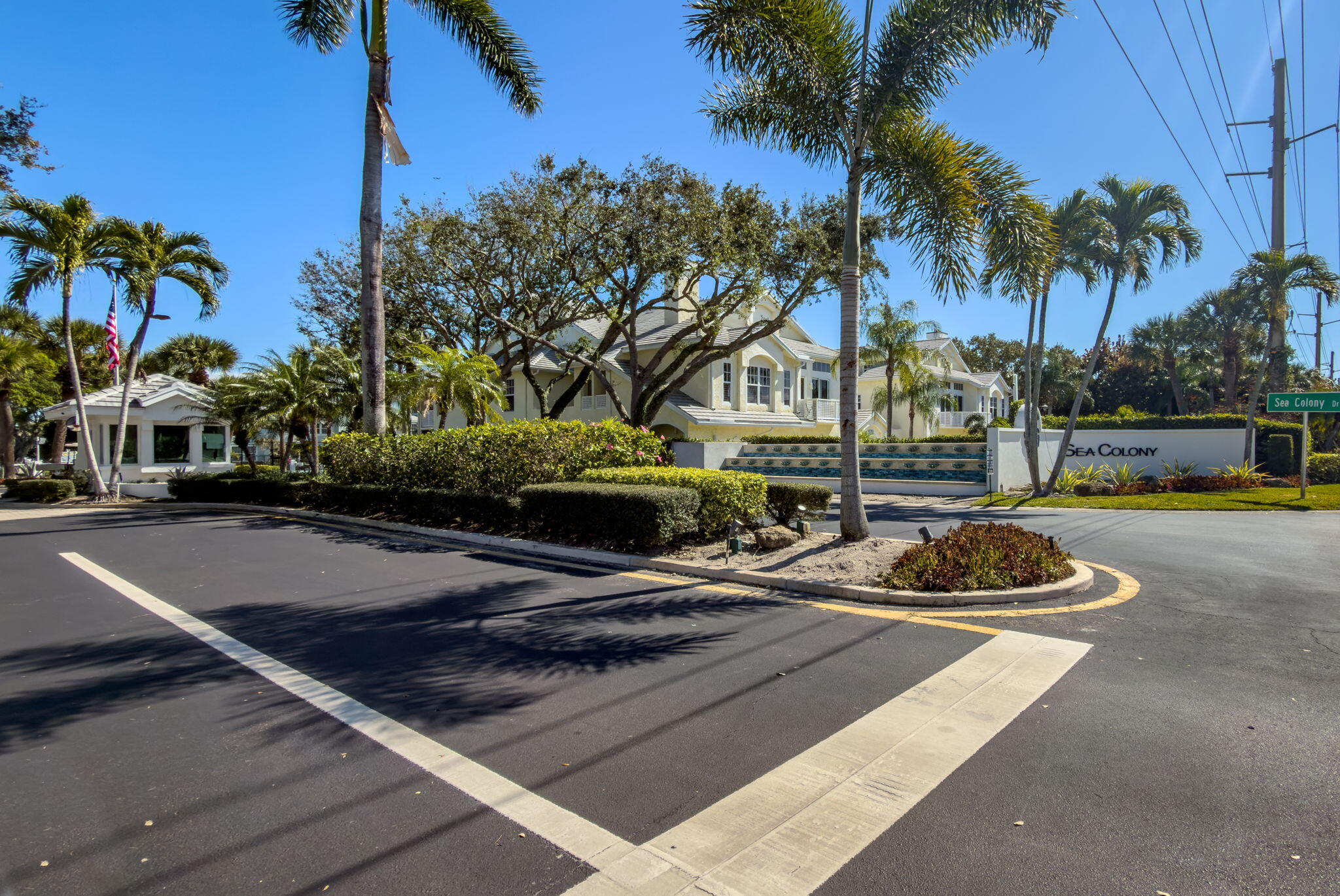 3057 Genoa Lane Jupiter, FL 33477 - Photo 4 of 55 24/7 manned guardgate