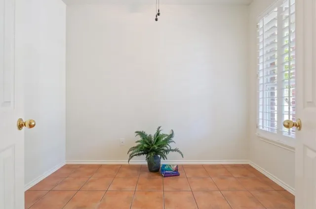 a view of entryway with window