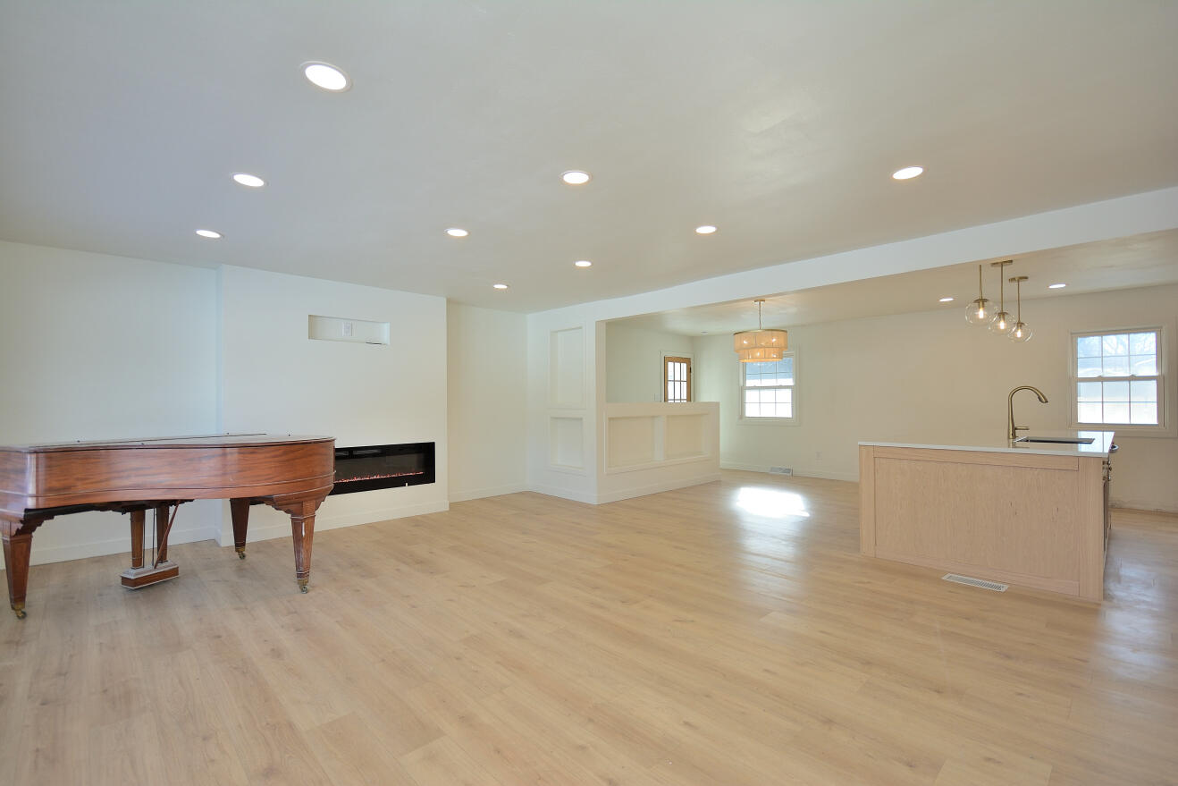 2106 Murphy Woods Road Beloit, WI 53511 - Photo 5 of 44 LIVING ROOM