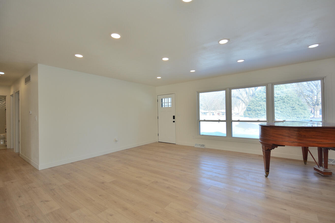 2106 Murphy Woods Road Beloit, WI 53511 - Photo 6 of 44 LIVING ROOM