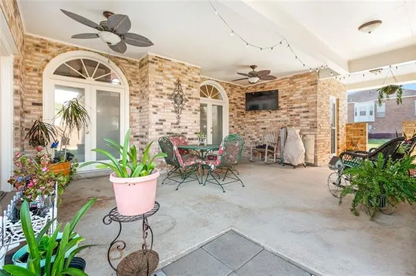$525,000 | 3924 Lake Arrowhead Drive, Harvey, LA 70058