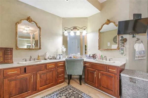 $525,000 | 3924 Lake Arrowhead Drive, Harvey, LA 70058