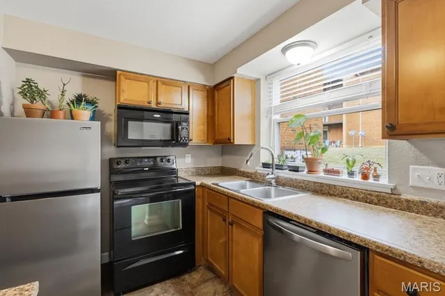 $234,900 | 1939 Hunting Lake Court, Unit 1939, Kirkwood, MO 63122