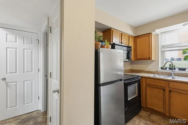 $234,900 | 1939 Hunting Lake Court, Unit 1939, Kirkwood, MO 63122