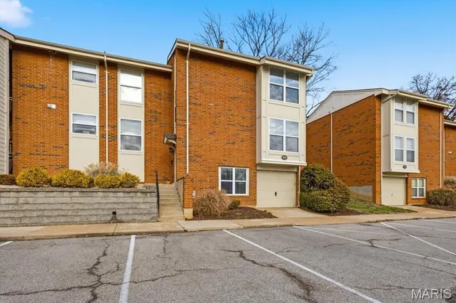 $234,900 | 1939 Hunting Lake Court, Unit 1939, Kirkwood, MO 63122