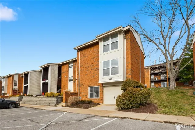 $234,900 | 1939 Hunting Lake Court, Unit 1939, Kirkwood, MO 63122