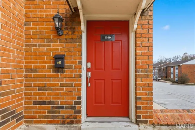 $234,900 | 1939 Hunting Lake Court, Unit 1939, Kirkwood, MO 63122
