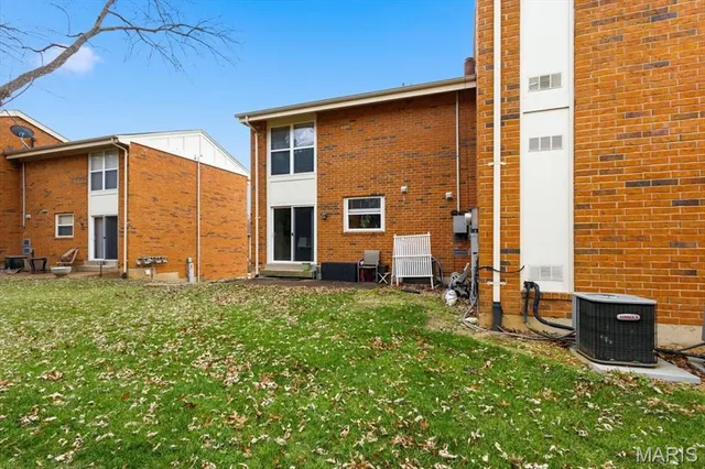 $234,900 | 1939 Hunting Lake Court, Unit 1939, Kirkwood, MO 63122