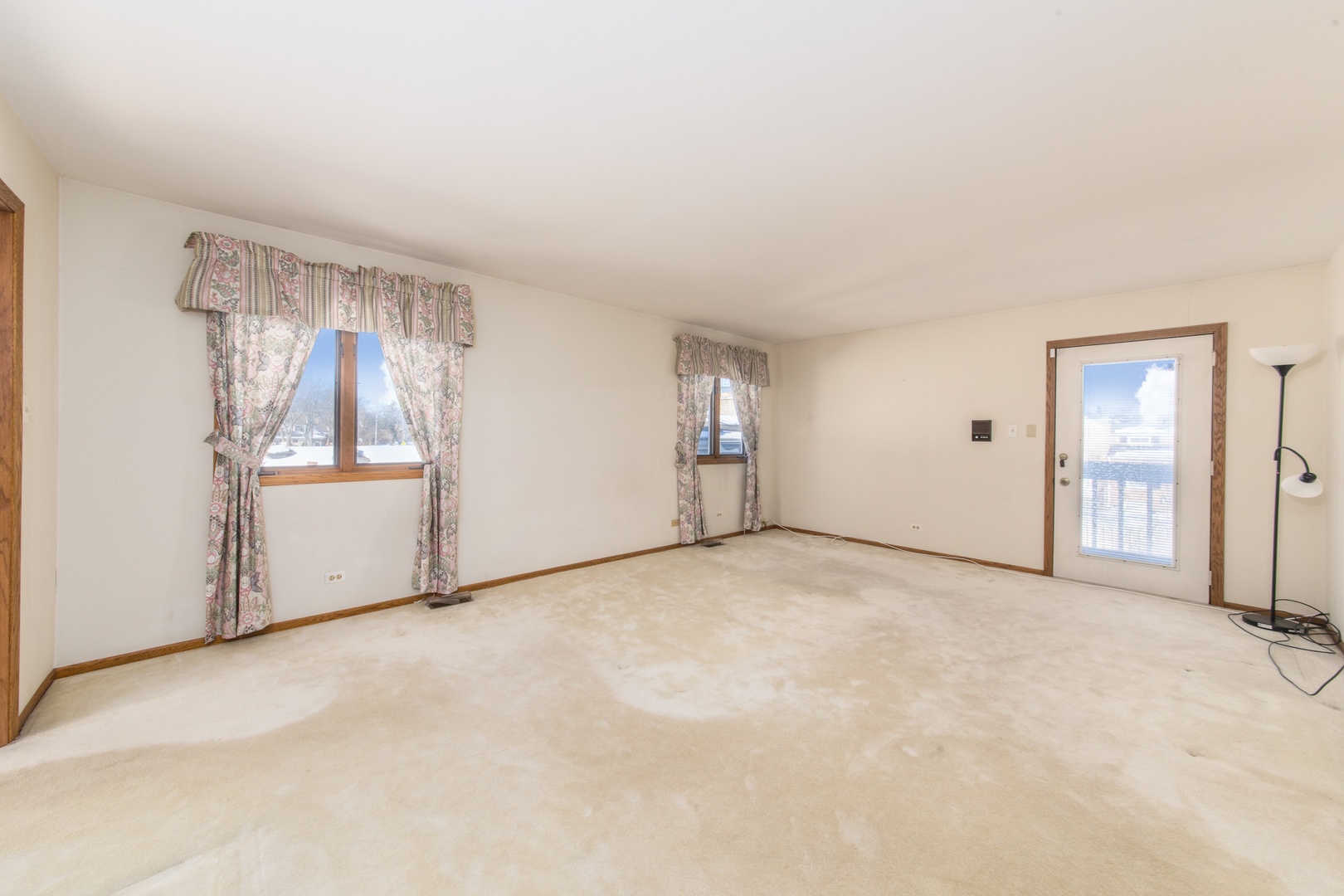 1414 West Talcott Road Park Ridge, IL 60068 - Photo 12 of 41 an empty room with windows