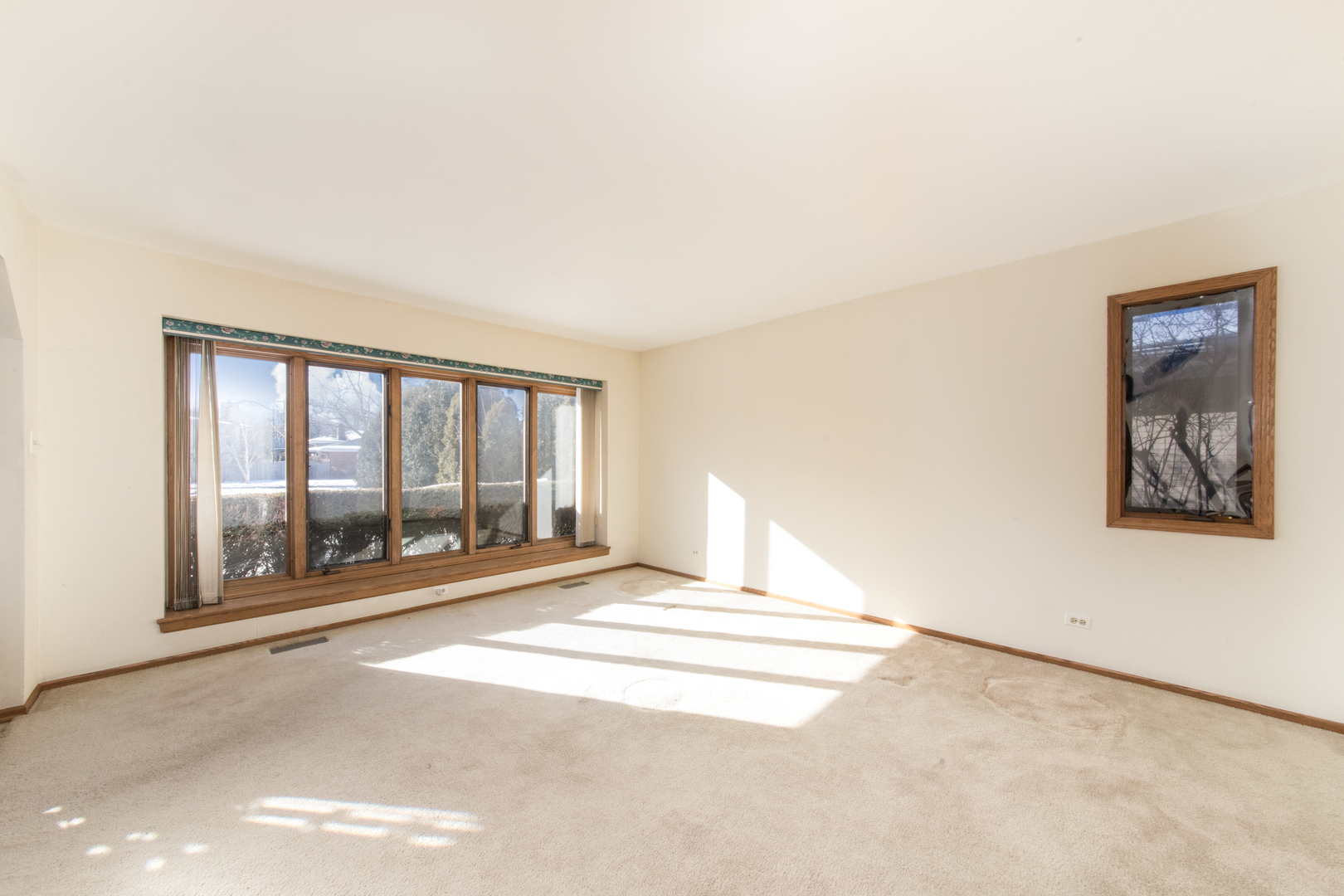 1414 West Talcott Road Park Ridge, IL 60068 - Photo 17 of 41 a view of an empty room with a window