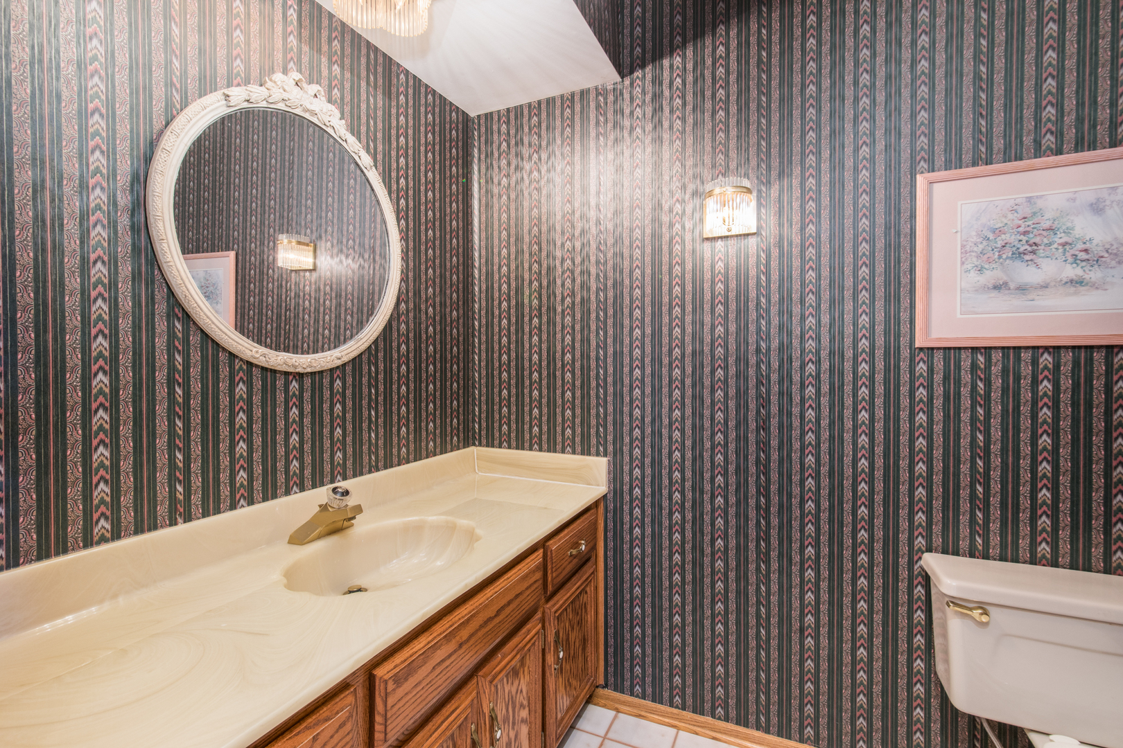 1414 West Talcott Road Park Ridge, IL 60068 - Photo 22 of 41 a bathroom with a sink and a mirror