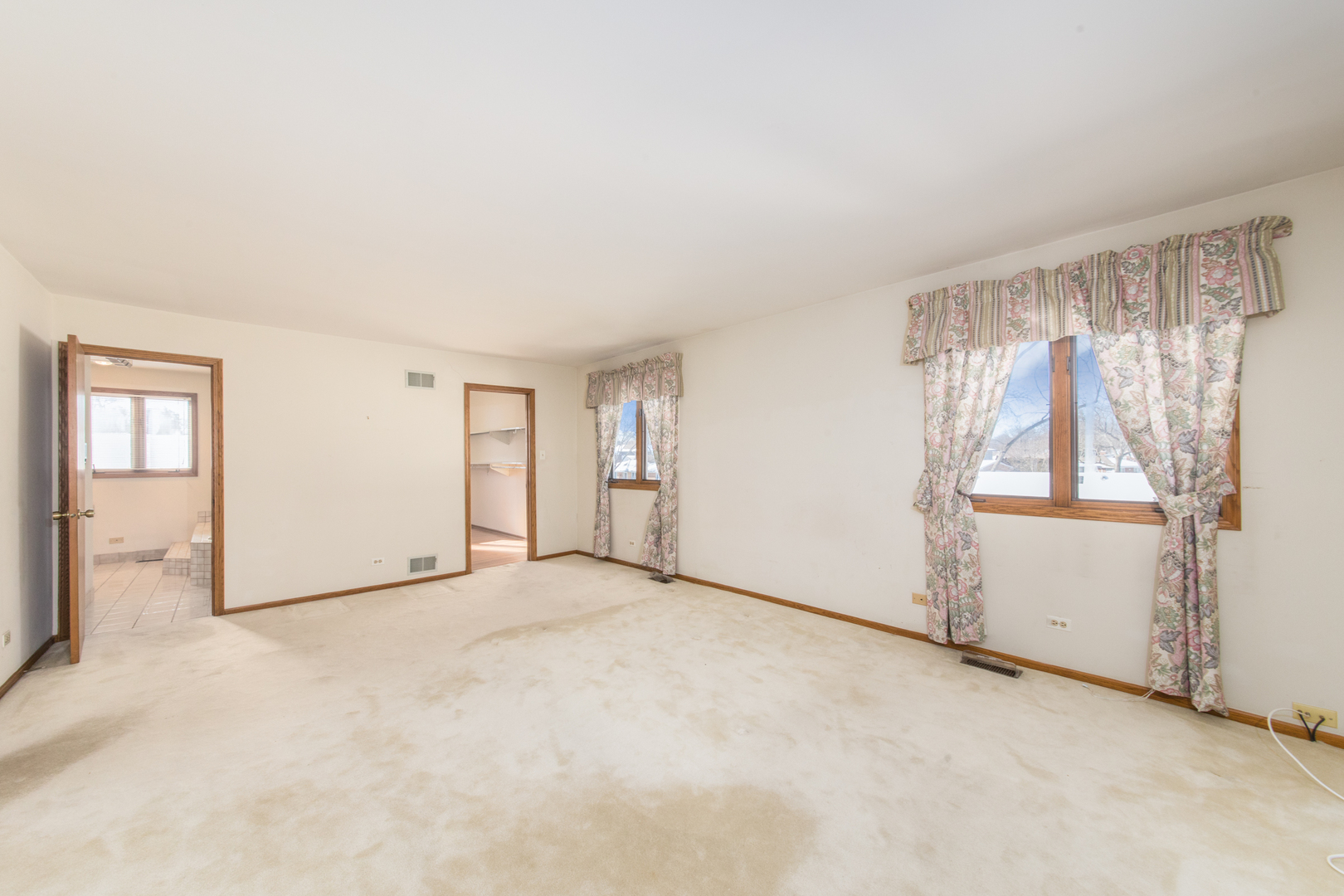 1414 West Talcott Road Park Ridge, IL 60068 - Photo 24 of 41 an empty room with windows and closet