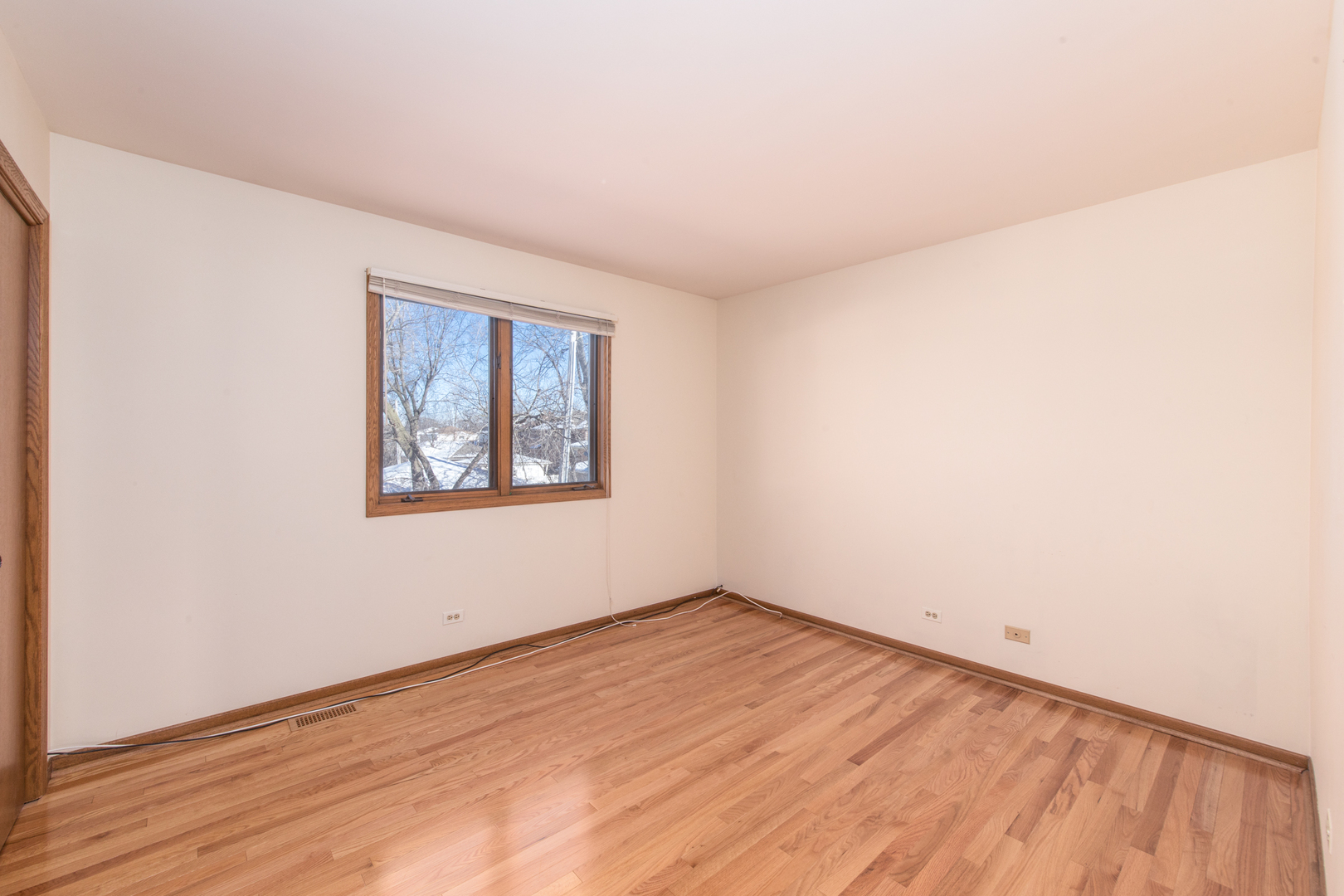 1414 West Talcott Road Park Ridge, IL 60068 - Photo 27 of 41 an empty room with a window
