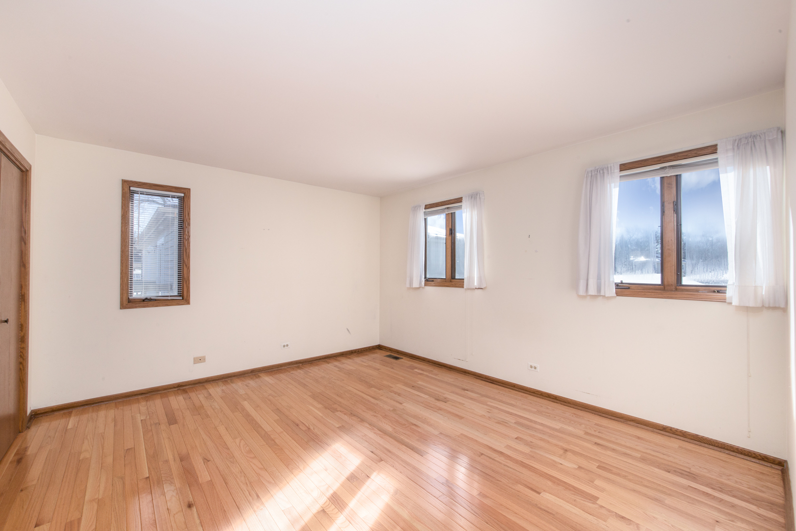 1414 West Talcott Road Park Ridge, IL 60068 - Photo 29 of 41 a view of empty room with wooden floor and fan