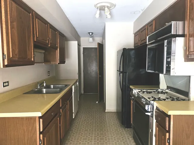 $225,000 | 1007 Cleveland Court, Vernon Hills, IL 60061