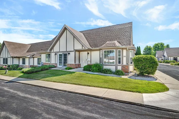 $279,000 | 1820 Willow Cir Drive, Unit 1820, Crest Hill, IL 60403