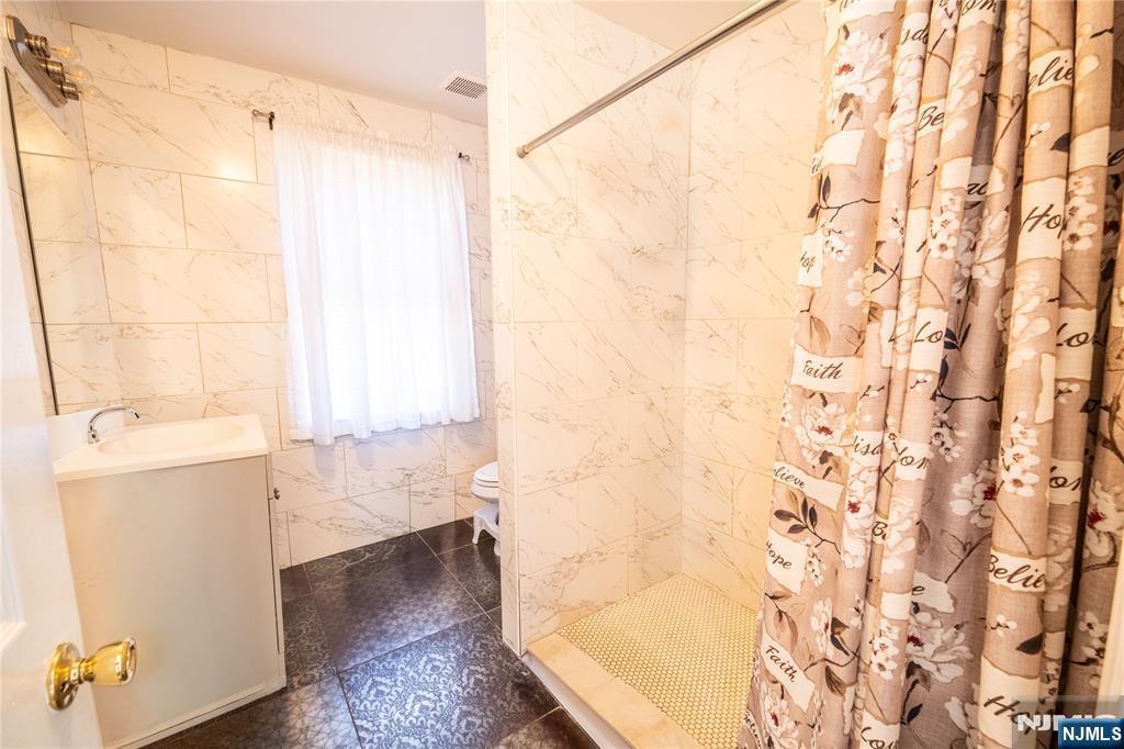 289 Rose Street Newark, NJ 07108 - Photo 19 of 29 a bathroom with a bathtub and shower