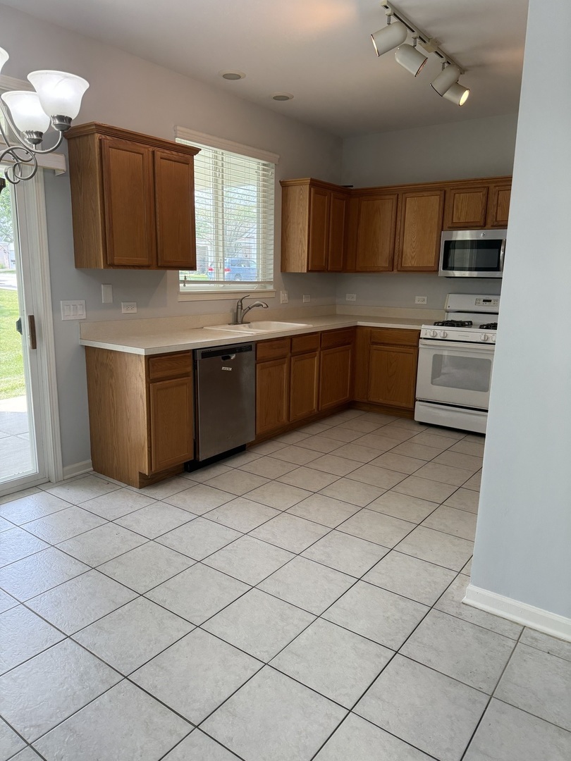 726 Pentwater Road Romeoville, IL 60446 - Photo 9 of 66 Gallery Image 9