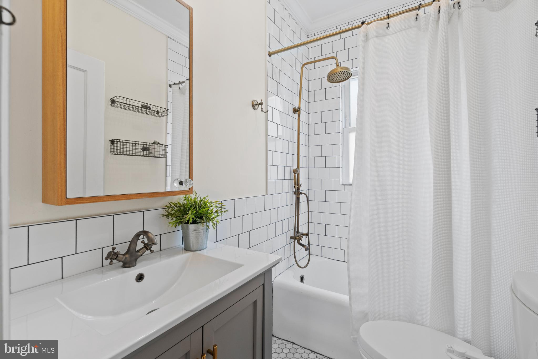 819 Aspen Street Northwest Washington, DC 20012 - Photo 15 of 33 Bathroom 1