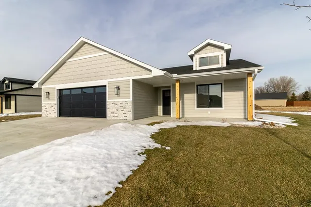 $529,900 | 305 Pinehurst Drive, Mankato, MN 56001