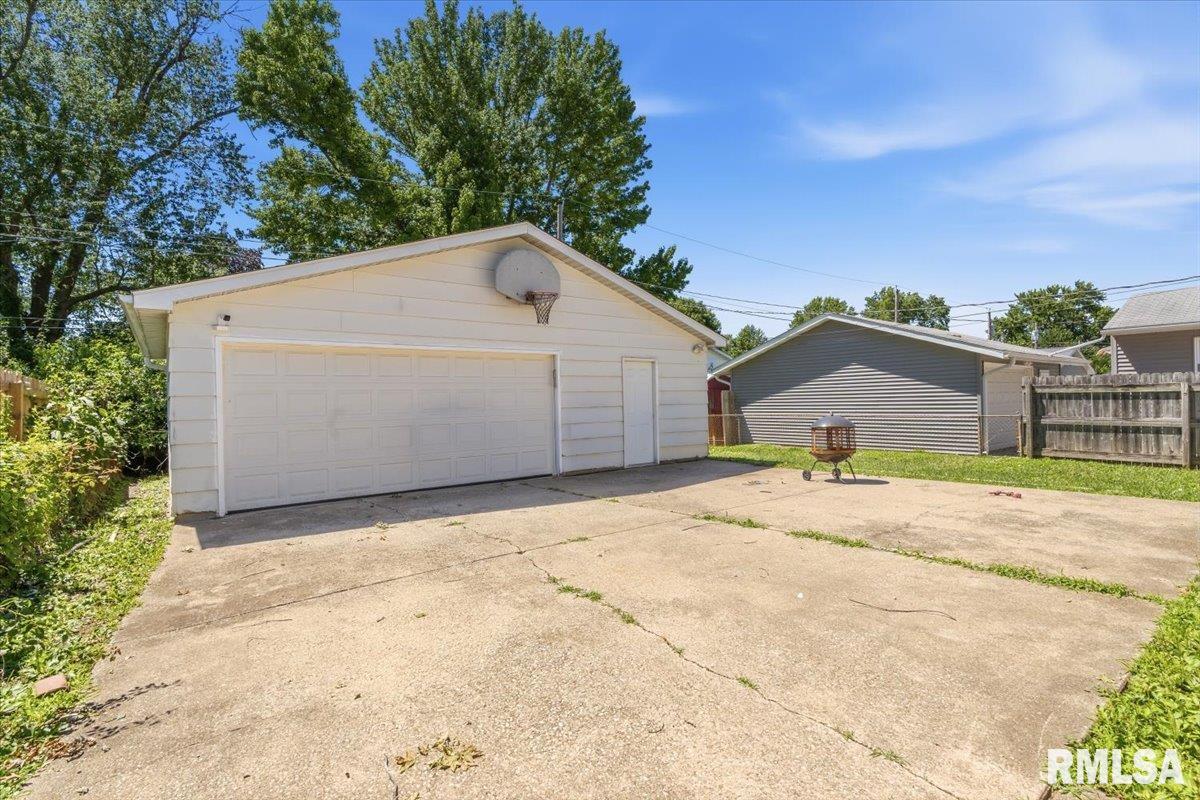 1757 Fairmont Drive Springfield, IL 62702 - Photo 18 of 24