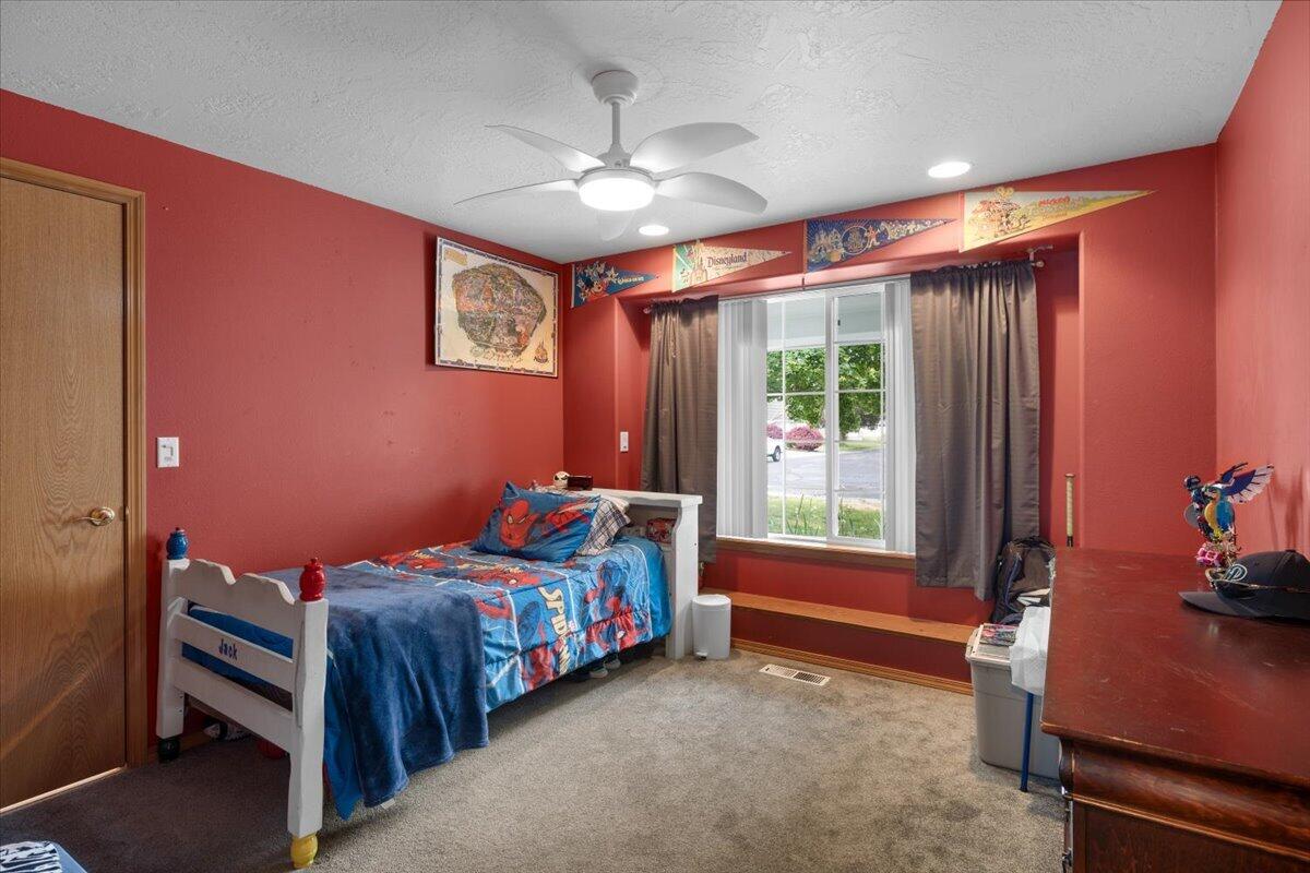 752 Mallory Court Central Point, OR 97502 - Photo 22 of 32 a bedroom with bed and a window
