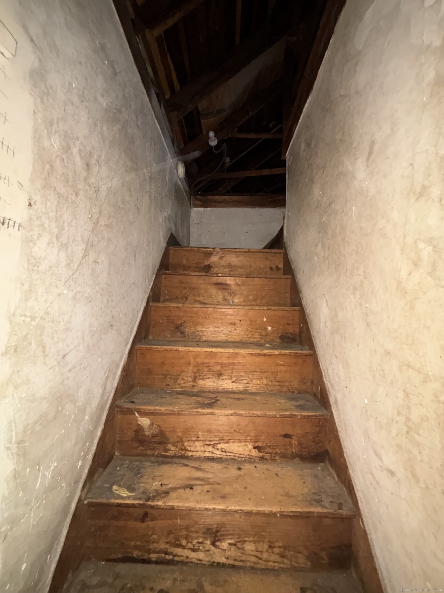 25 Clinton Avenue Middletown, CT 06457 - Photo 26 of 31 a view of entryway