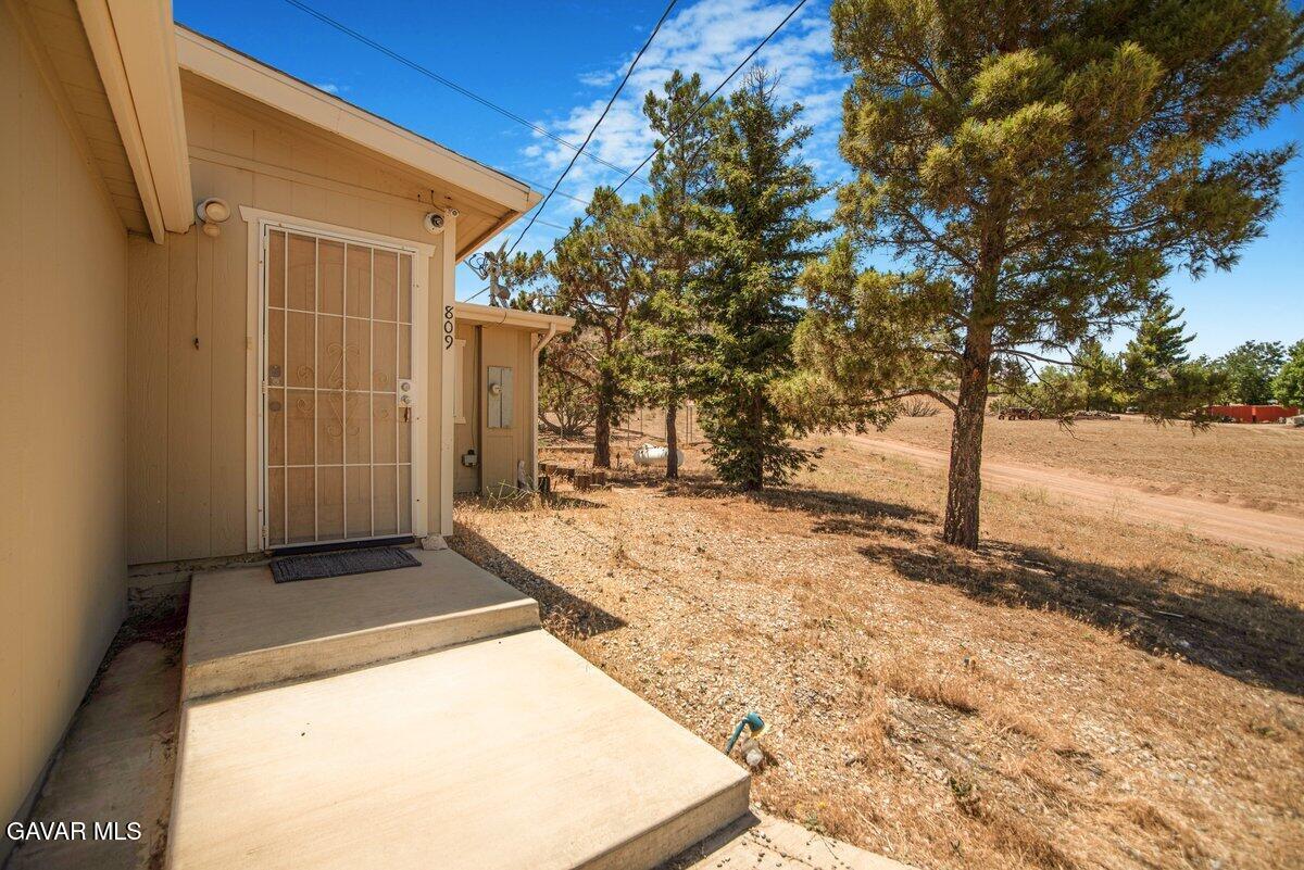 809 Berncastle Road Acton, CA 93510 - Photo 2 of 33 038-JTG4525