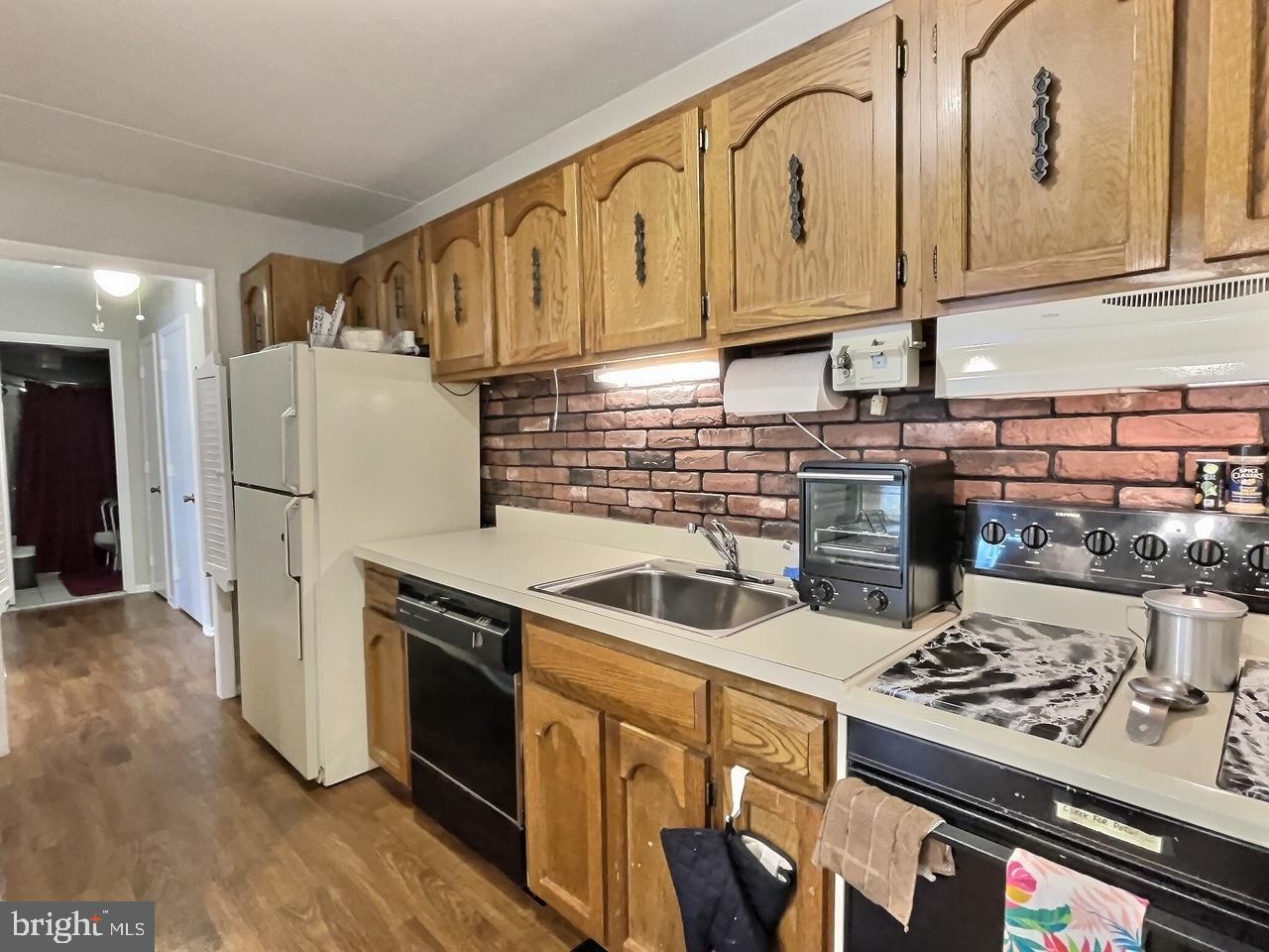 Kitchen, Newer Laminate Flooring
