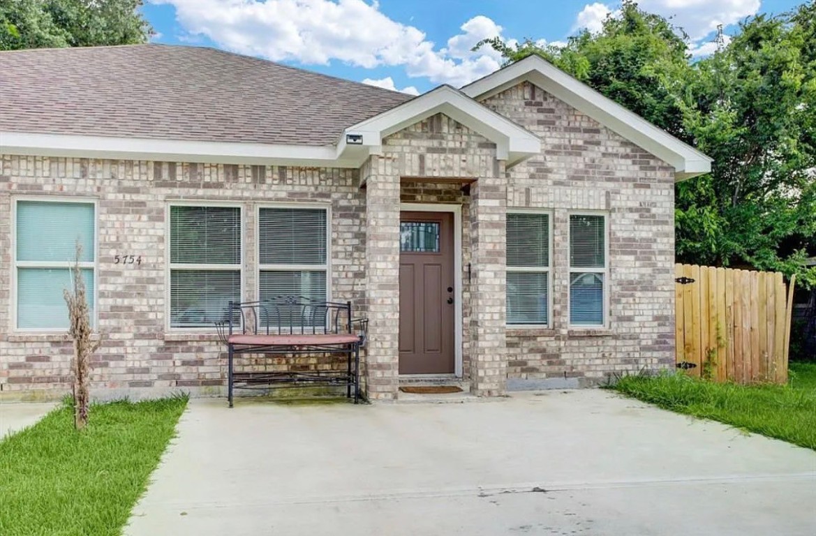5754 Reed Road, Unit B Houston, TX 77033 - Photo 13 of 15 a front view of a house with a yard