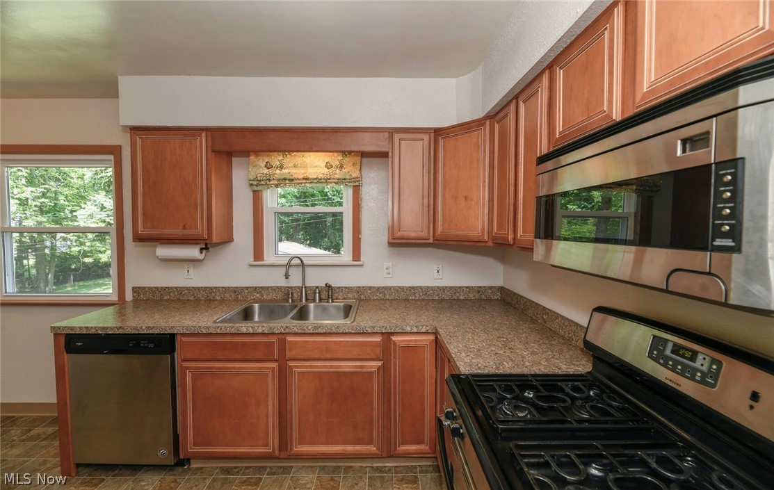 968 Hanley Road Cleveland, OH 44124 - Photo 5 of 27