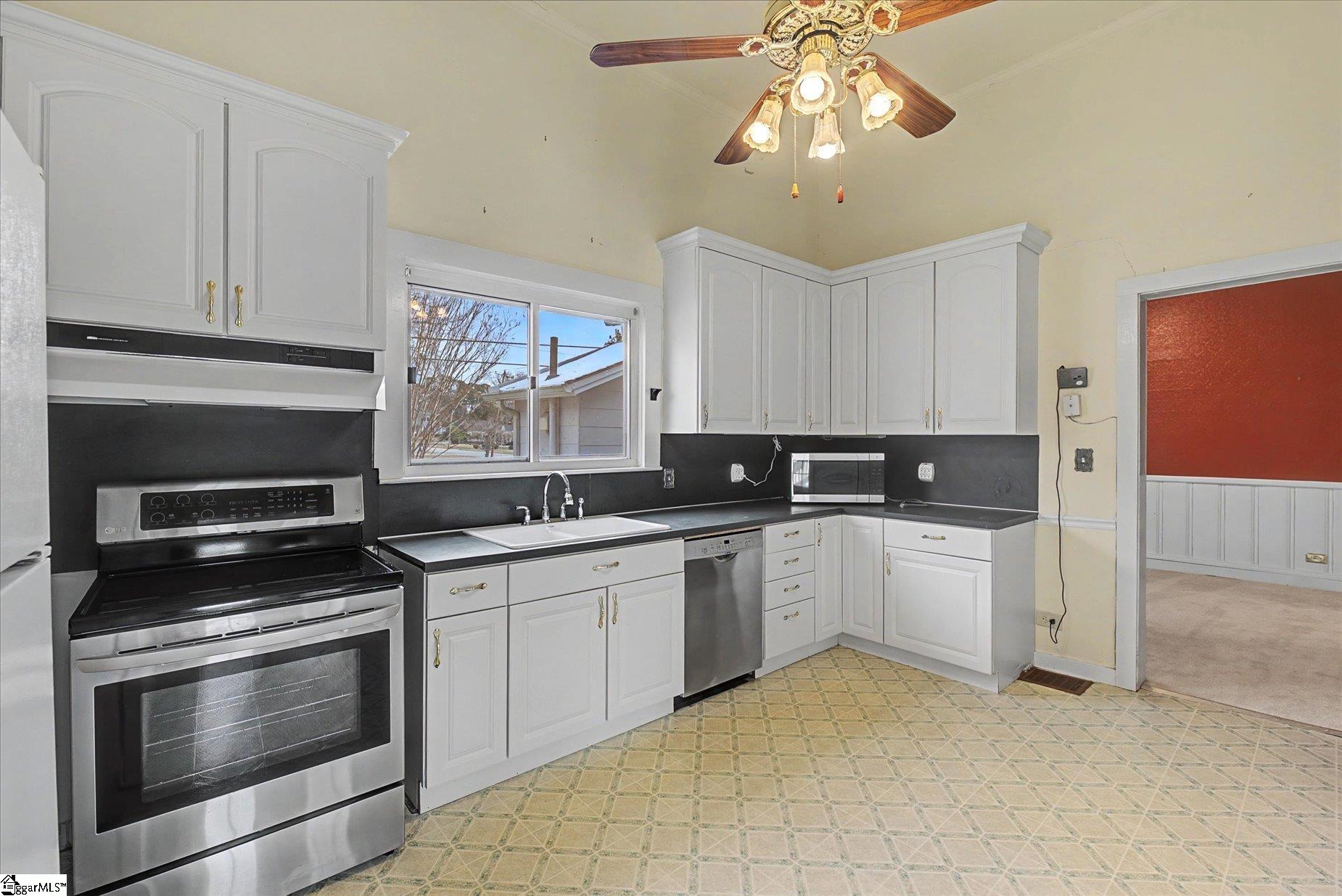 302 West Hampton Avenue Honea Path, SC 29654 - Photo 4 of 44