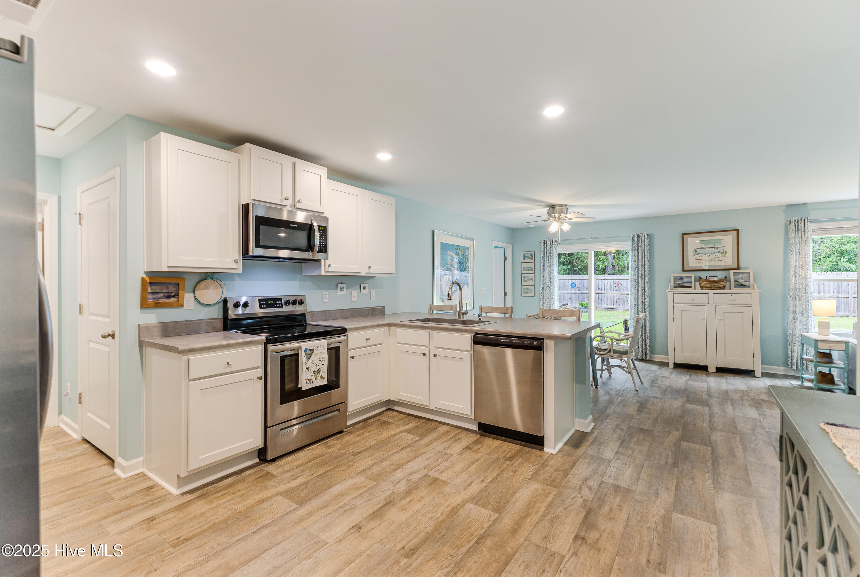386 Ellis Road Southeast Bolivia, NC 28422 - Photo 5 of 40 Spacious room areas