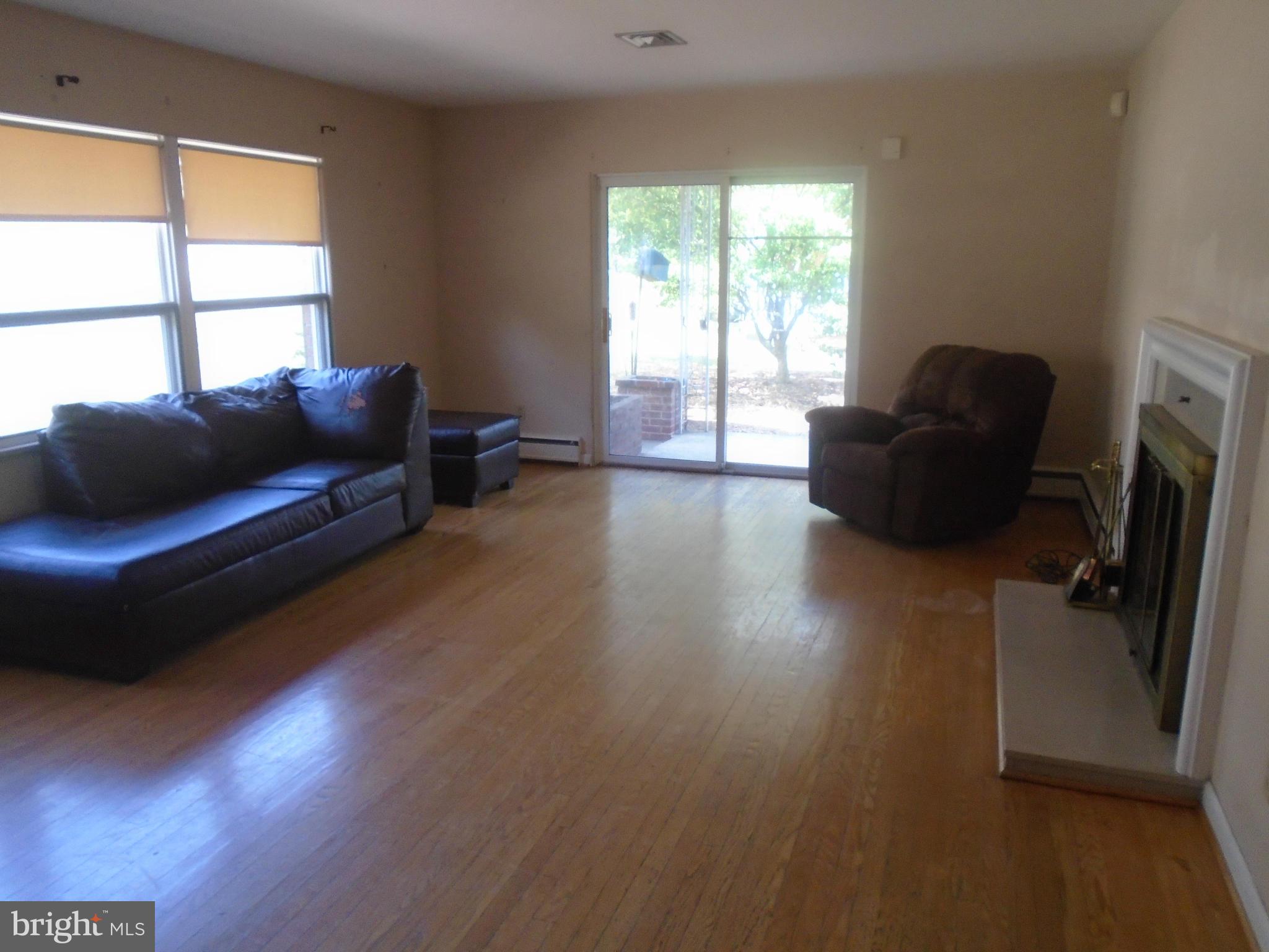 832 Windsor Road Cumberland, MD 21502 - Photo 4 of 20 Living Room