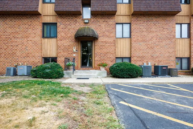 $109,900 | 1010 Arlene Court, Unit 15, Bloomington, IL 61701