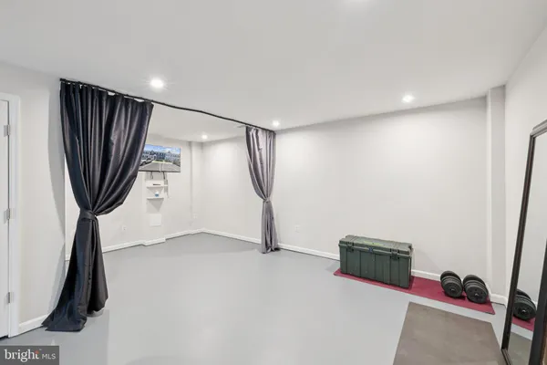 a view of entryway with livingroom