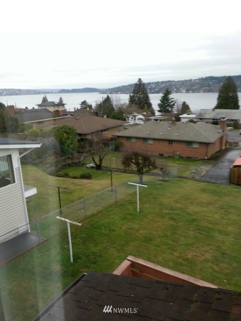 7554 South Sunnycrest Road Seattle, WA 98178 - Photo 2 of 17